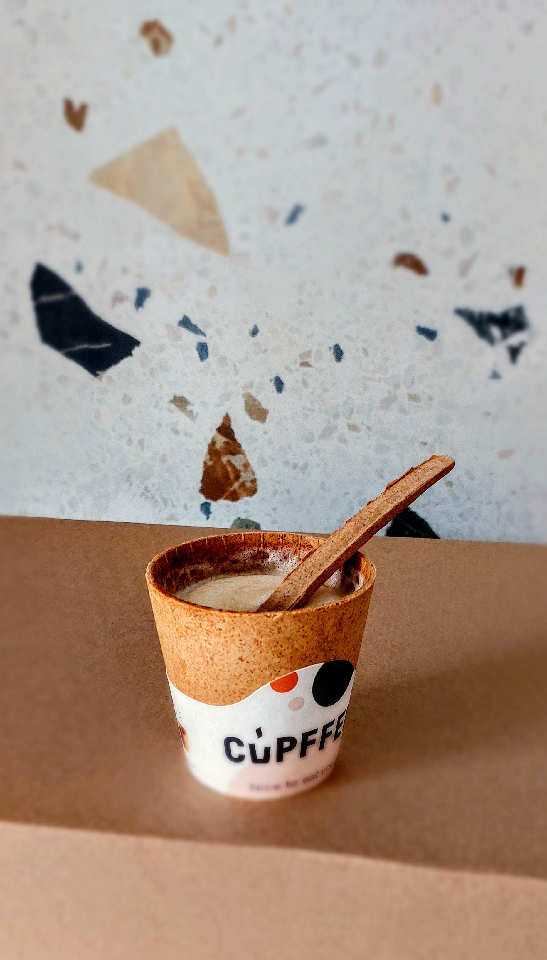 Foto van onze eetbare koffiebekers met een eetbare roerstaaf