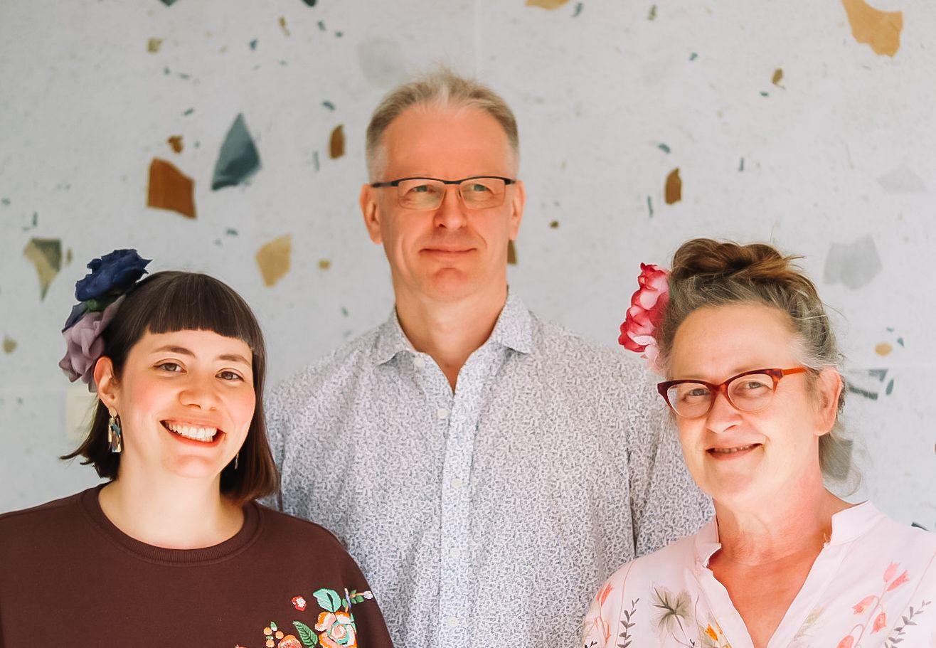 Foto van de 3 actieve vennoten, van links Marie, Emiel en Els