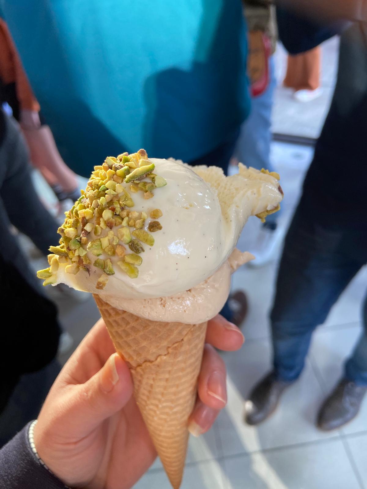 Foto van een hoorntje met pistache topping