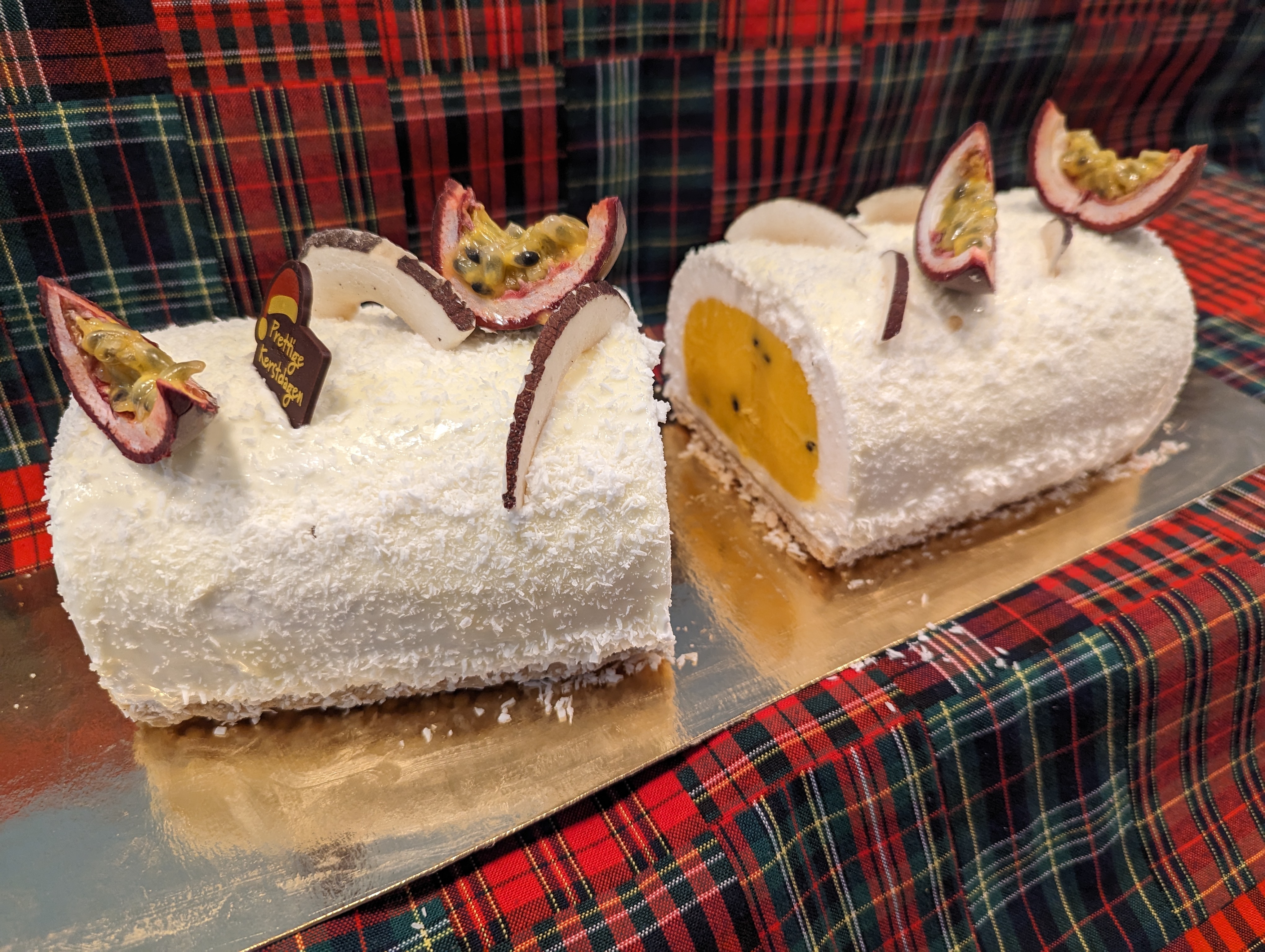 Foto van de 'Tropical' ijsbuche/ijsstronk Mango Sorbet van binnen en kokos ijs van buiten