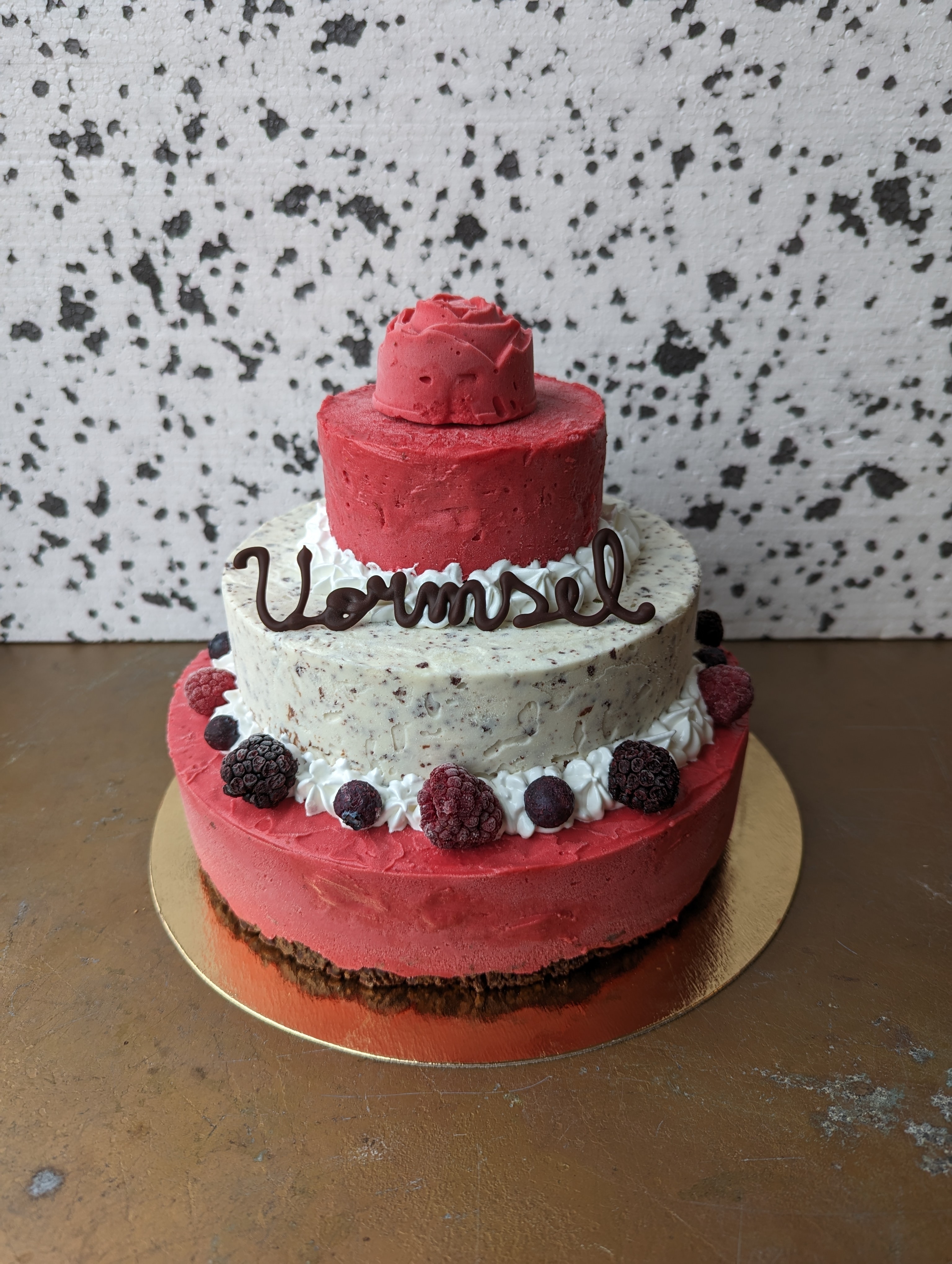 Foto van een 3 verdiepingen ijstaart voor een communie