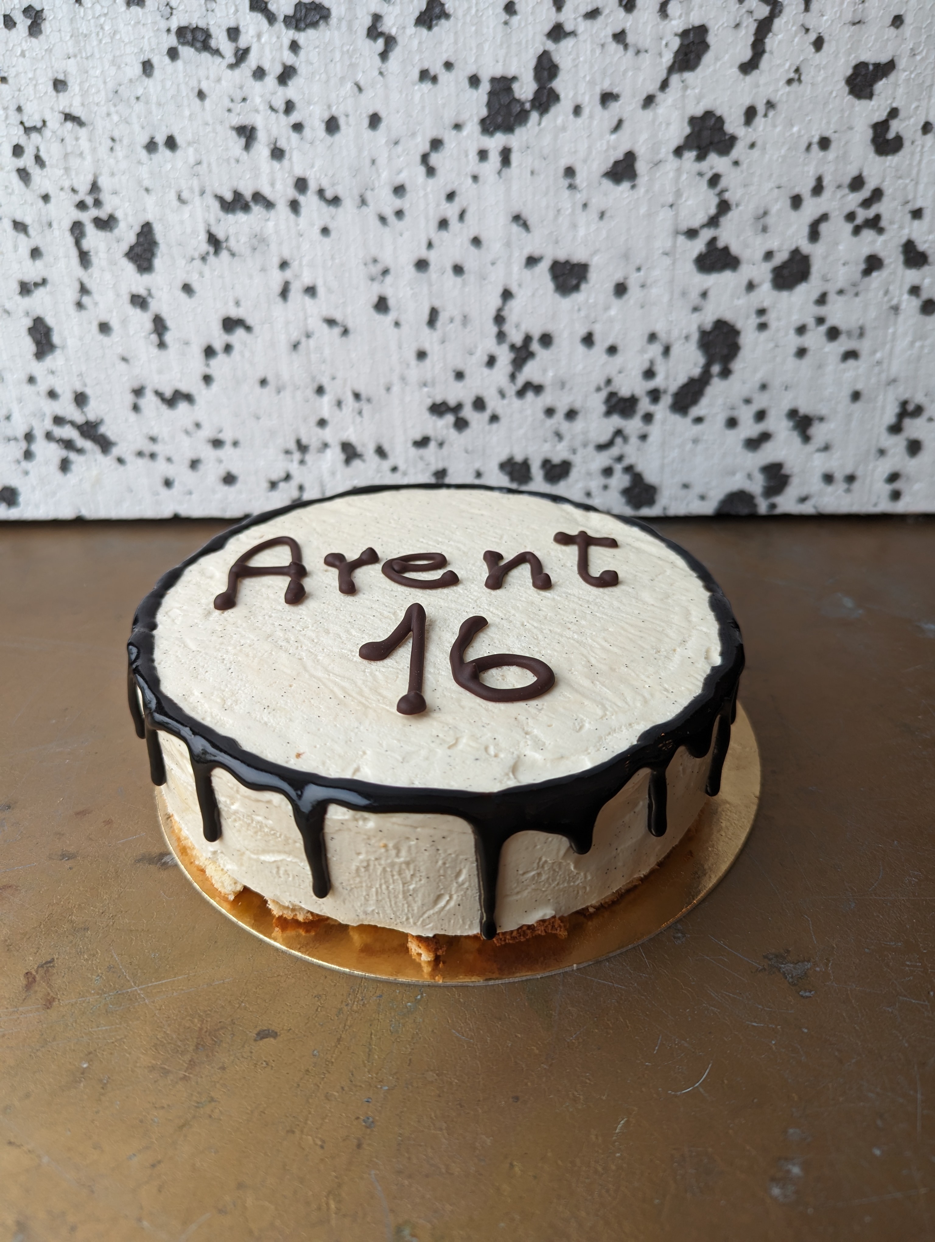 Foto van een verjaardagstaart met naam en nummer